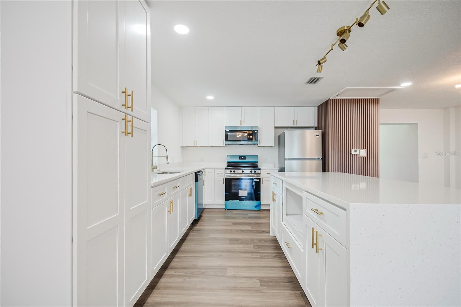 842 DENNIS AVENUE
