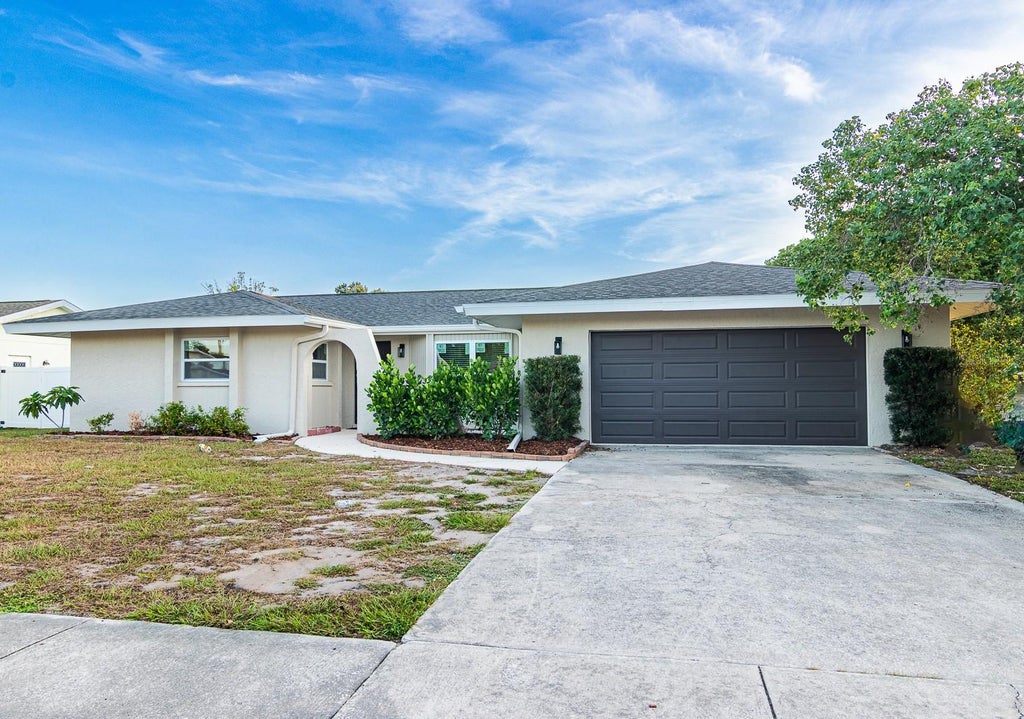 Photo of 1115 Southern Pine Lane, Sarasota, FL 34243 (MLS # A4698321)