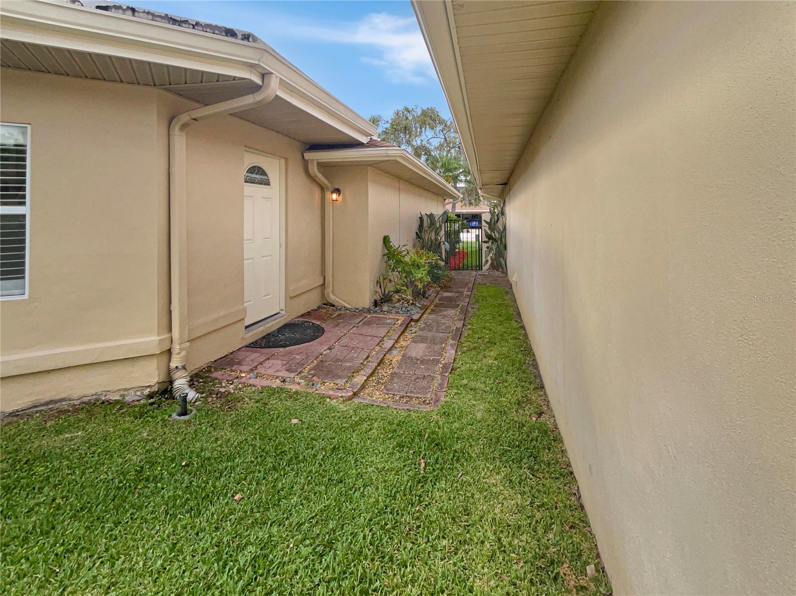 2253 HERON CIRCLE