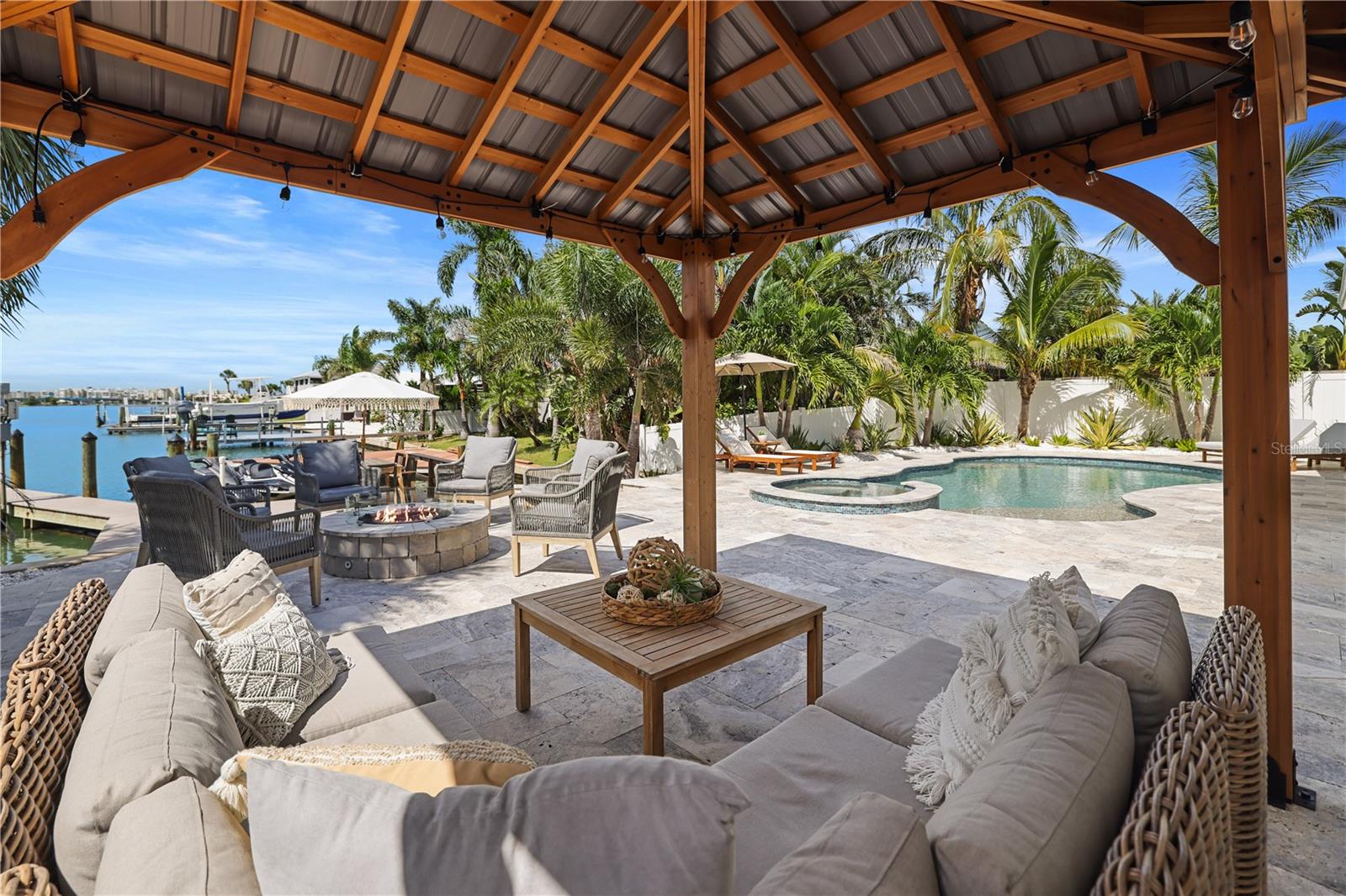 THREE PALMS POINT - Residential
