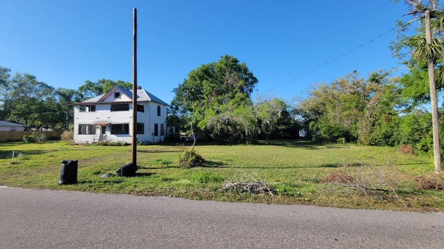 Great development opportunity in Bradenton! This 1.34 acre lot in Oneco is zoned RSF-6 with a future land use of RES-9. Existing home will need to be removed.