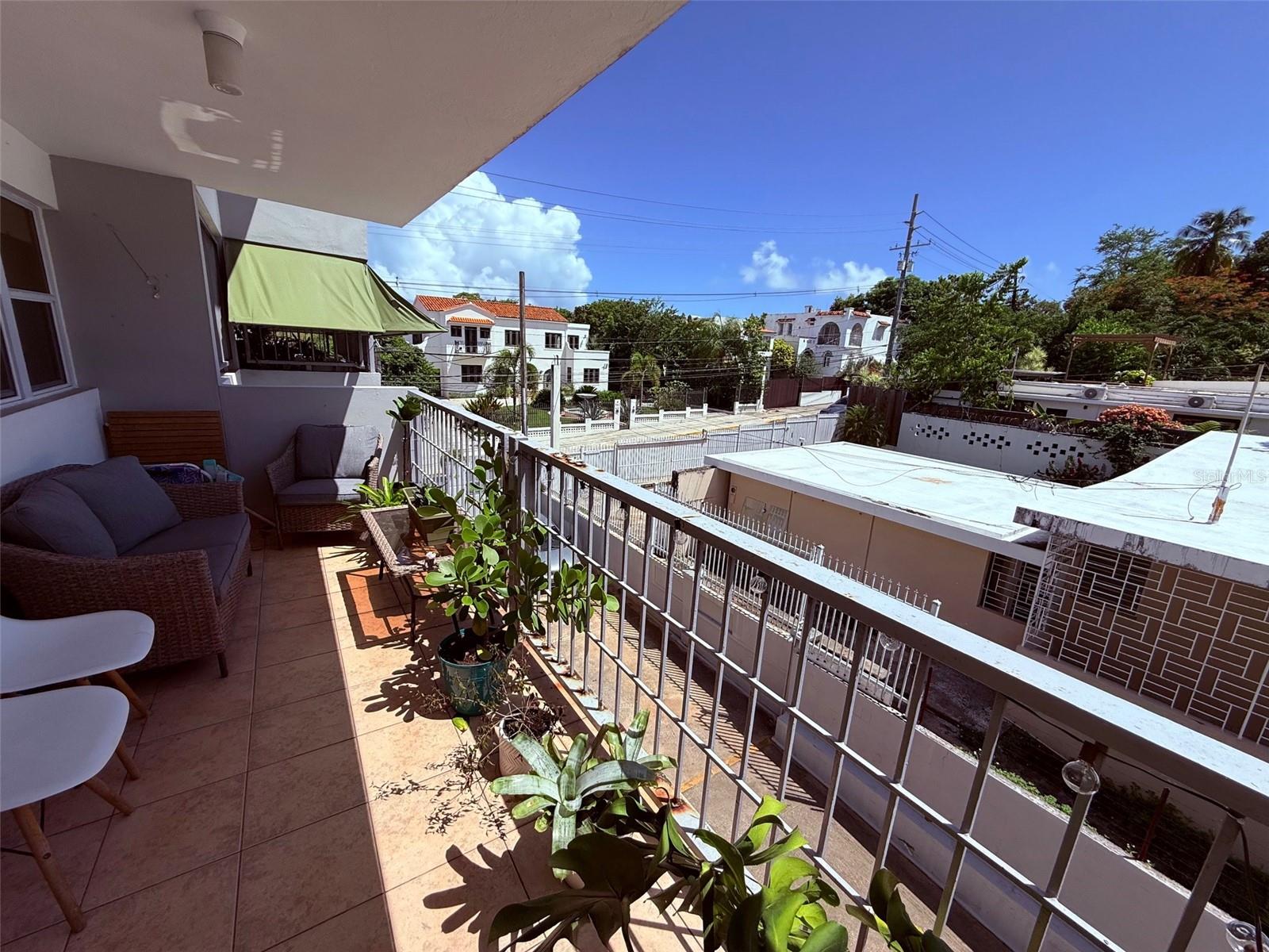 Imperial Suites! Great Location! Steps to museums, universities, theaters, beach, Condado, Isla Verde, airport, expresos and more. No Airbnb allowed.
The unit includes one parking space plus an area for electric car charging.
2 bedrooms with 1.5 bathrooms, spacious open and fully equipped kitchen.
Cistern and common areas.
Access to the rooftop terrace of Imperial Suites with spectacular views.
Controlled access to the complex.
Monthly maintenance fee: $134.00
Annual insurance policy: $1,174.22
An excellent opportunity to buy in a modern condominium with security, convenience, and practical amenities.