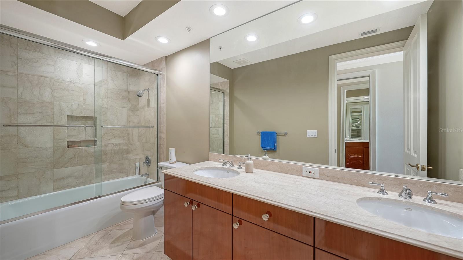 THE TOWER RESIDENCES - Residential