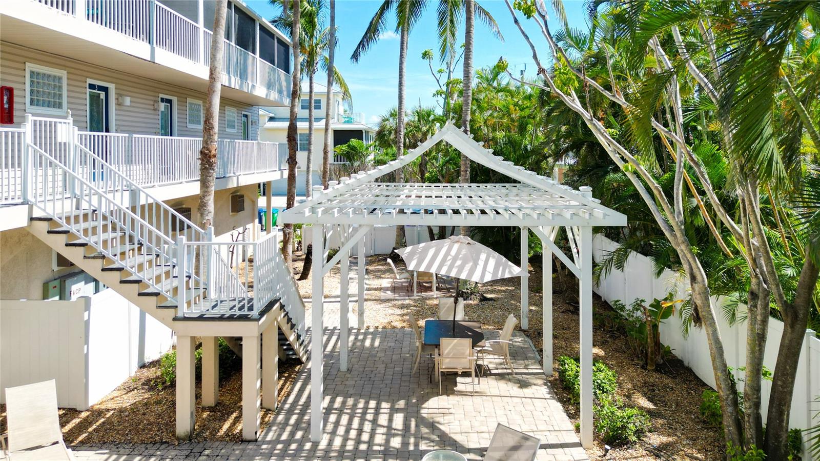 ISLAND IN THE SUN - Residential