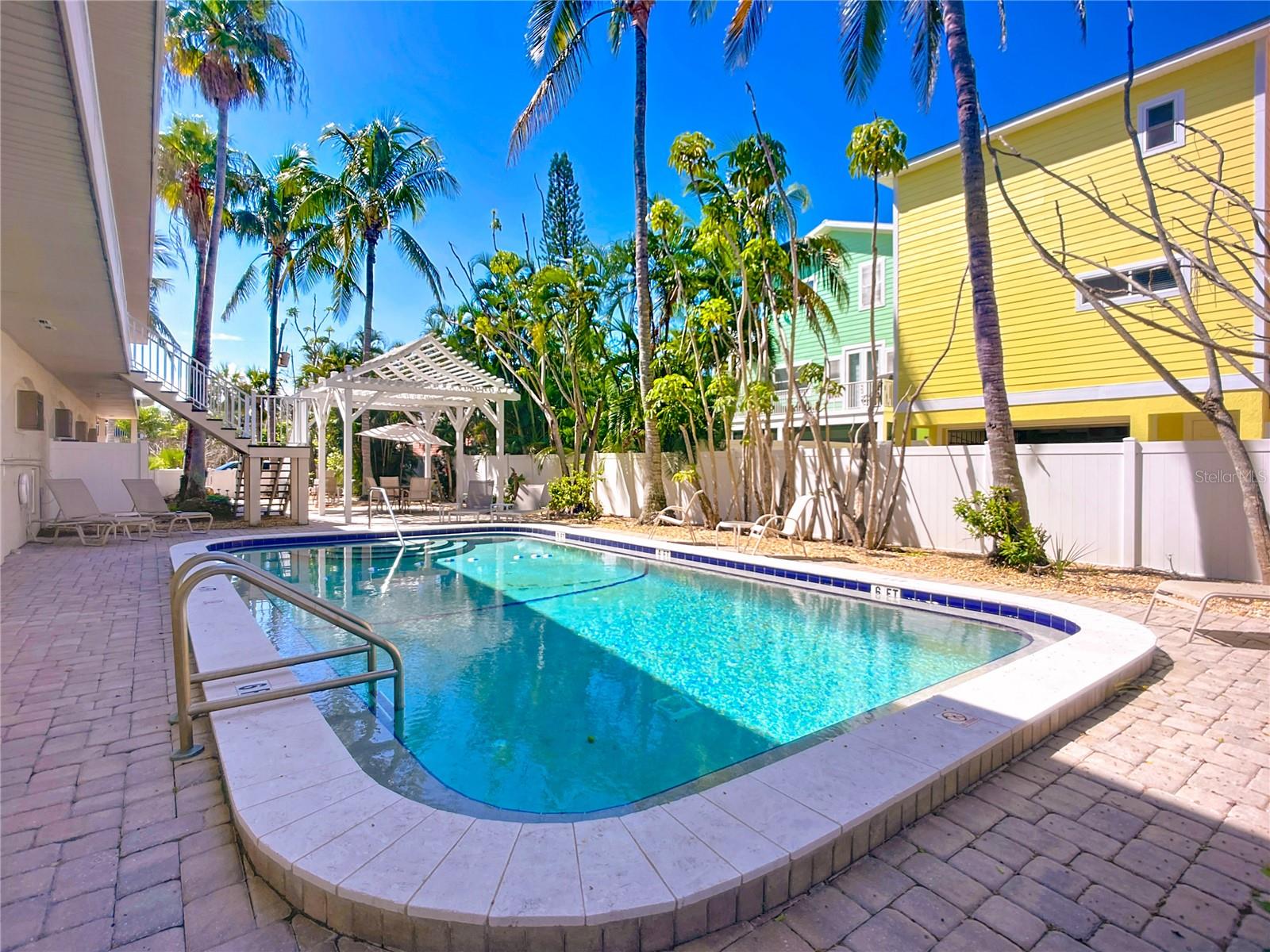 ISLAND IN THE SUN - Residential