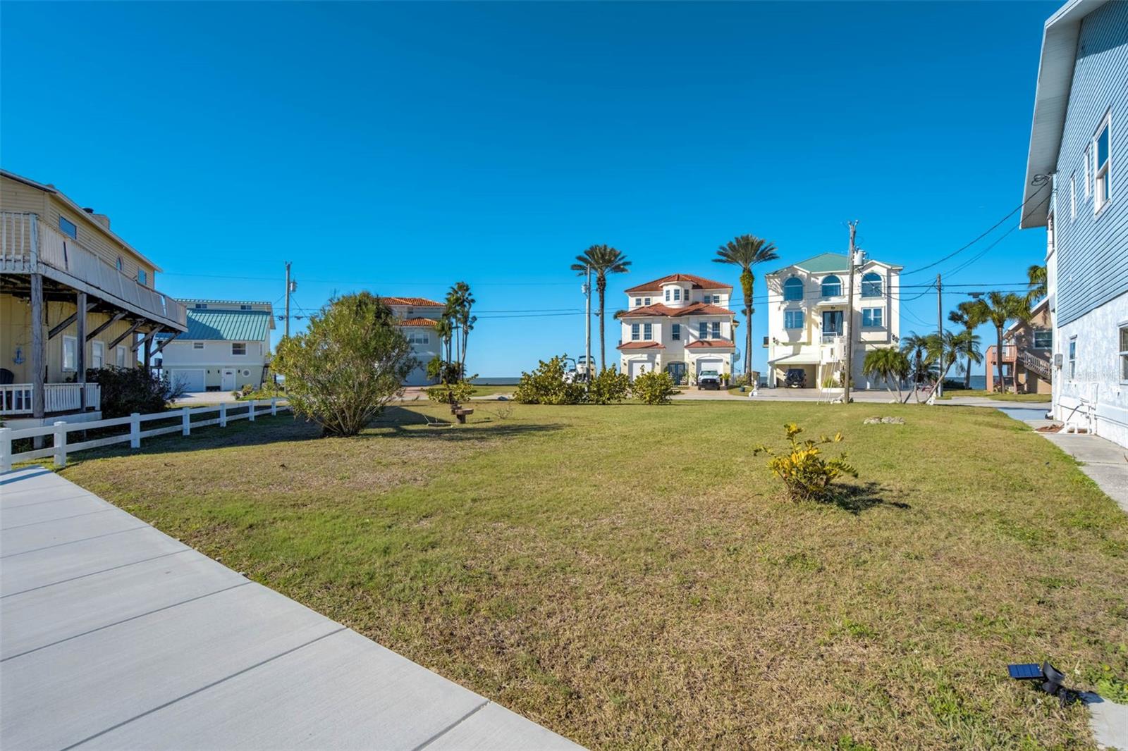 DRIFTWOOD ISLES - Land