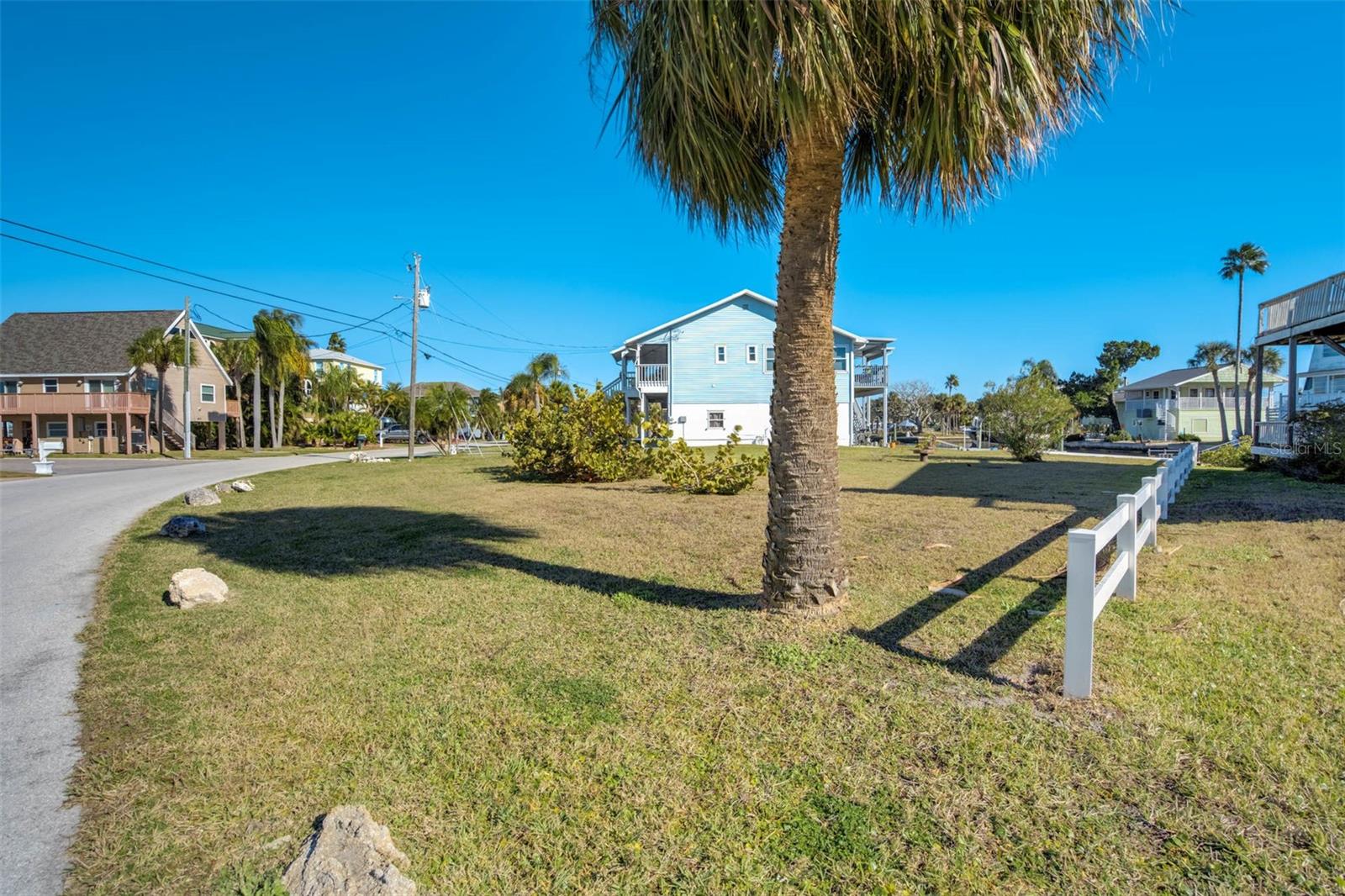 DRIFTWOOD ISLES - Land