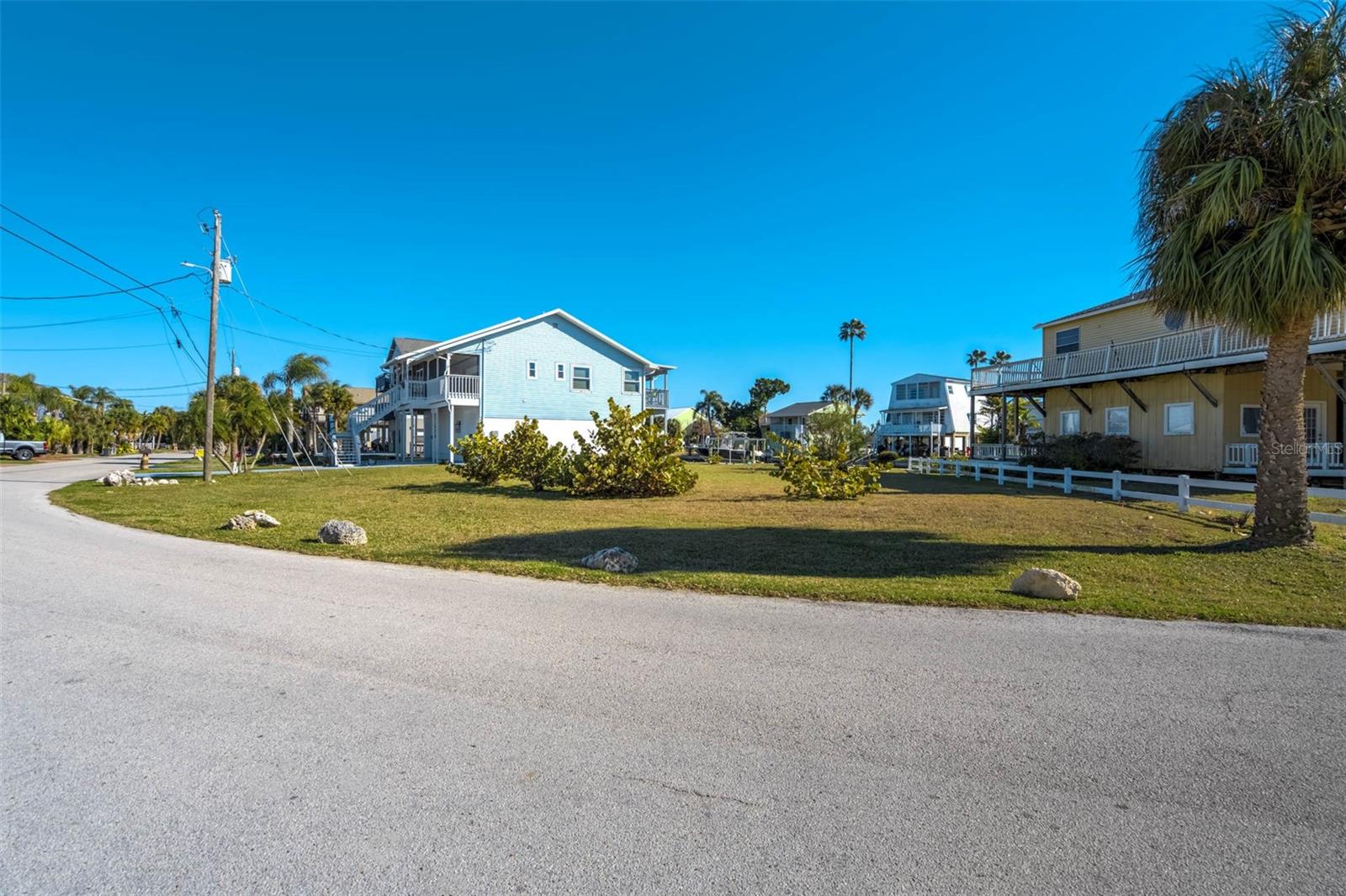 DRIFTWOOD ISLES - Land