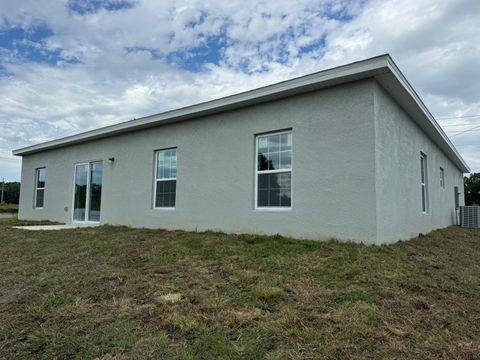 A home in LAKELAND