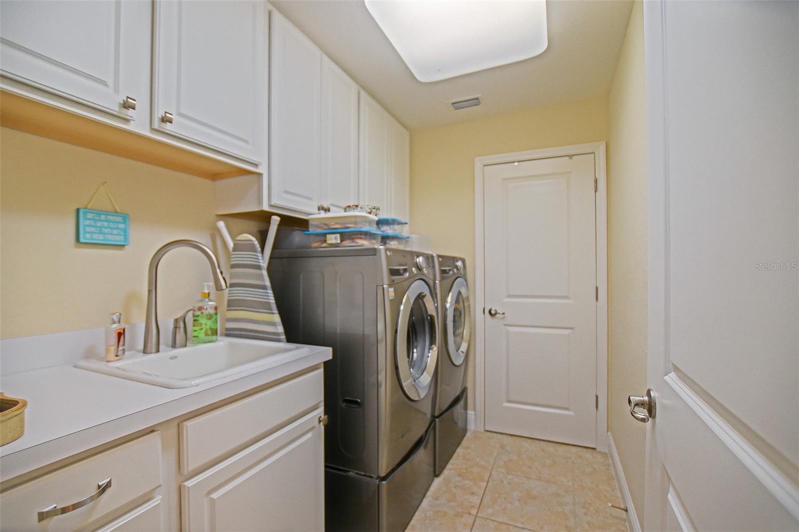 LAKESIDE LANDINGS - Residential