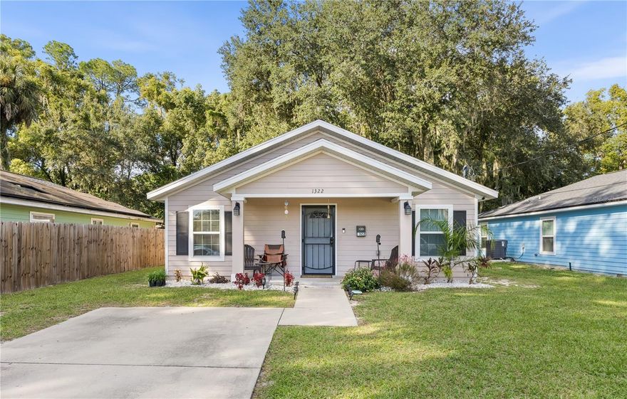 Perfect starter home minutes from downtown Gainesville!!  This 3 bedroom/2 bath home is a great starter home with many great features that include laminate flooring, granite countertops, bathroom skylight and a spacious open floor plan! Well maintained yard with great curb appeal!! A nice front porch to enjoy your eveings entertaing family and friends!  Roof, HVAC, & hot water heater are only 6 years old!! Did I mention, that the washer and dryer are included and that there are no HOA fees. Don't wait, schedule your showing today!!
