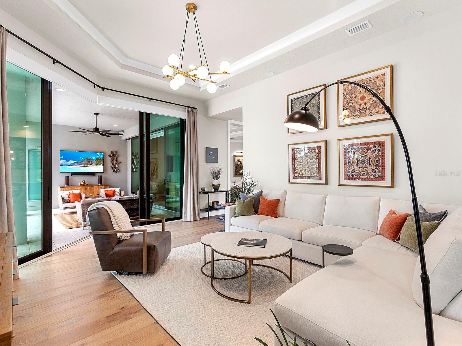 FOUNDERS CLUB - Residential