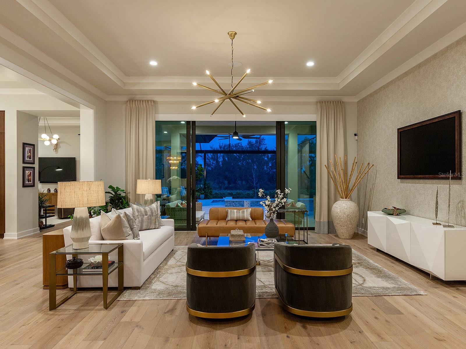 FOUNDERS CLUB - Residential