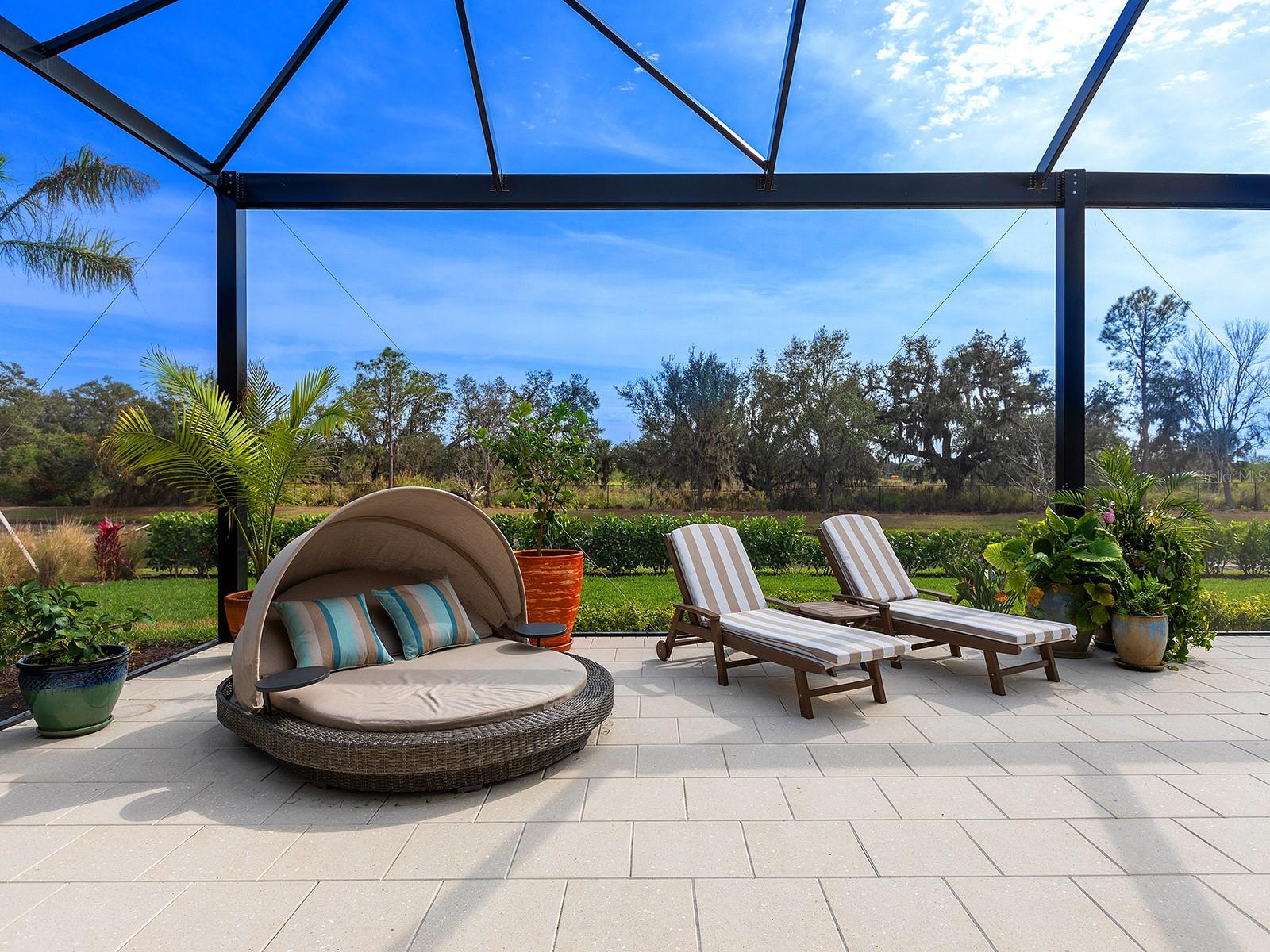 FOUNDERS CLUB - Residential