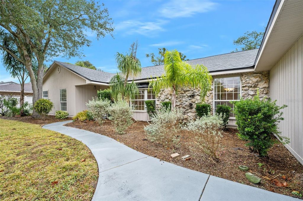 Photo of 19 Oakmont Circle, Ormond Beach, FL 32174 (MLS # V4946274)