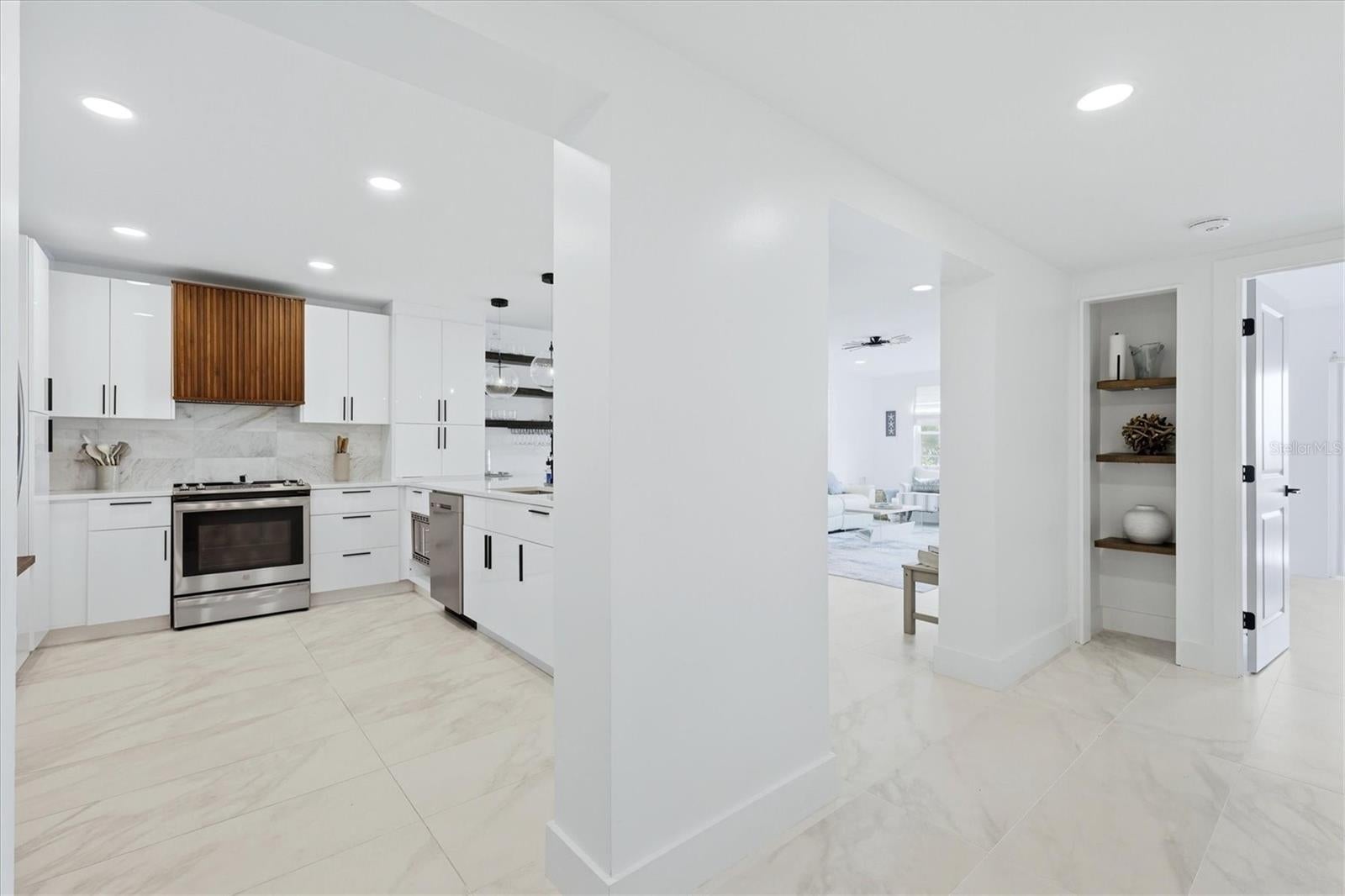 605 SUTTON PLACE 101