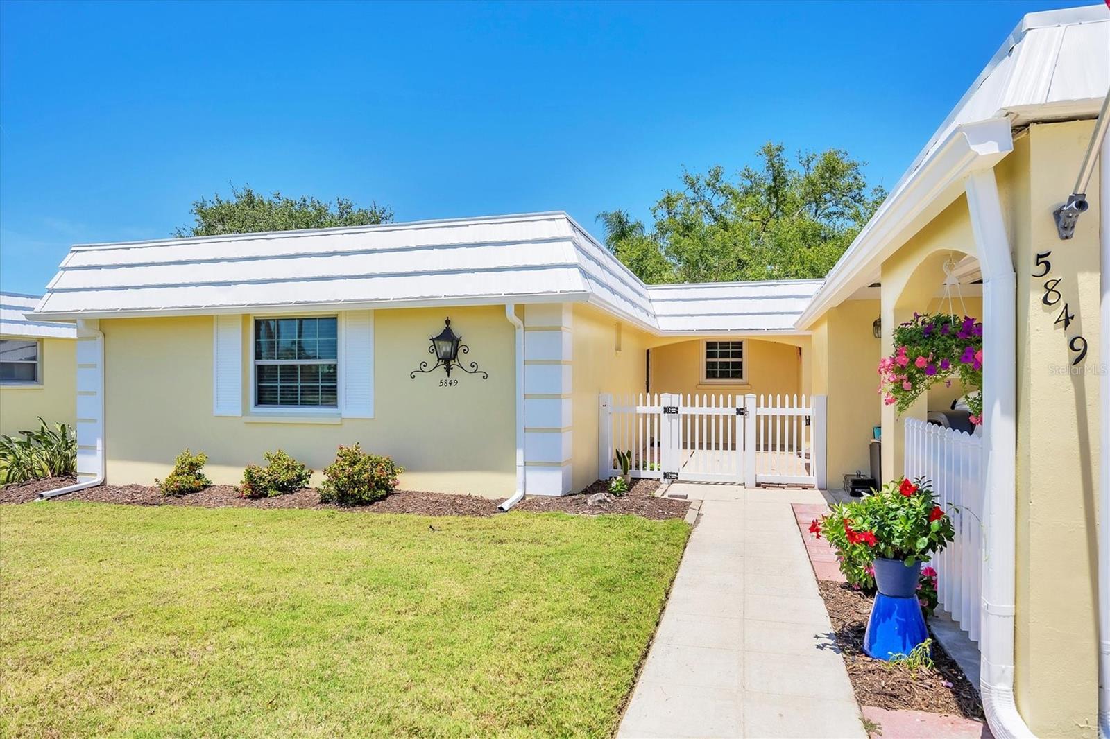 Amazing Opportunity – Annual Rental Available June 1, 2025!
Don’t miss this beautifully updated 2-bedroom, 2-bath villa in the sought-after Baywood Colony Villas, just minutes from Siesta Key Beach. Nestled along the Intracoastal Waterway, this villa boasts western rear exposure—perfect for enjoying breathtaking sunsets from the waterfront or your private lanai.
Step inside to a bright, open floor plan designed for comfortable living and easy entertaining. The spacious great room flows seamlessly into the full lanai, extending your living space and filling the home with natural light.
Set in a lush, parklike environment with mature oak trees and beautifully maintained landscaping, this home is a peaceful retreat. The primary suite includes a private bath and walk-in closet, while the second bedroom features a versatile Murphy bed—ideal for guests, a home office, or both.
Recent updates include:
Modern kitchen with stainless steel appliances
New flooring throughout
Light and airy Florida-style interior
Located west of the Tamiami Trail, Baywood Colony is a pet-friendly, deed-restricted community that offers access to a clubhouse, heated pool, and waterfront park. Enjoy a 10-minute bike ride to Siesta Key Beach or a short stroll to Phillippi Creek Park.
This hidden gem offers the perfect blend of location, lifestyle, and comfort. Schedule your showing today!