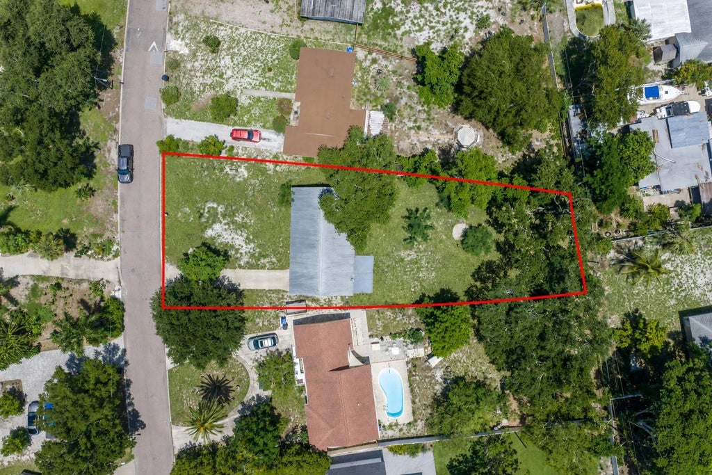 Photo of 930 Alcazar Way S, St Petersburg, FL 33705 (MLS # TB8550981)