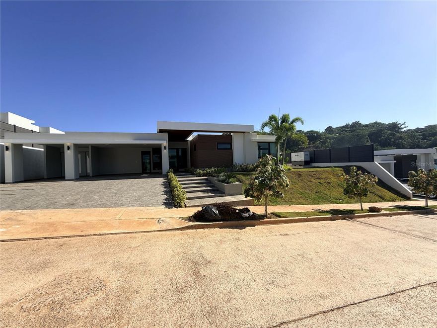 MONTE AZUL – GUAYNABO
Modelo Heritage


Residencia turn key, completamente equipada y amueblada, lista para ocupar. Propiedad de diseño moderno con excelentes acabados y distribución funcional.

Características:
 • 4 habitaciones
 • 4.5 baños + medio baño en área de piscina
 • Piscina privada y gazebo
 • Cocina Polyform con enseres Thermador
 • Aires acondicionados instalados
 • Walk-in closets
 • Acentos en madera con terminación Resista
 • Generador eléctrico 30 KVA
 • Incluye mobiliario y decoración completa
 • Decorada  Carolina Bennazar

Propiedad ideal para compradores que buscan lujo, comodidad y una residencia completamente lista para vivir desde el primer día.