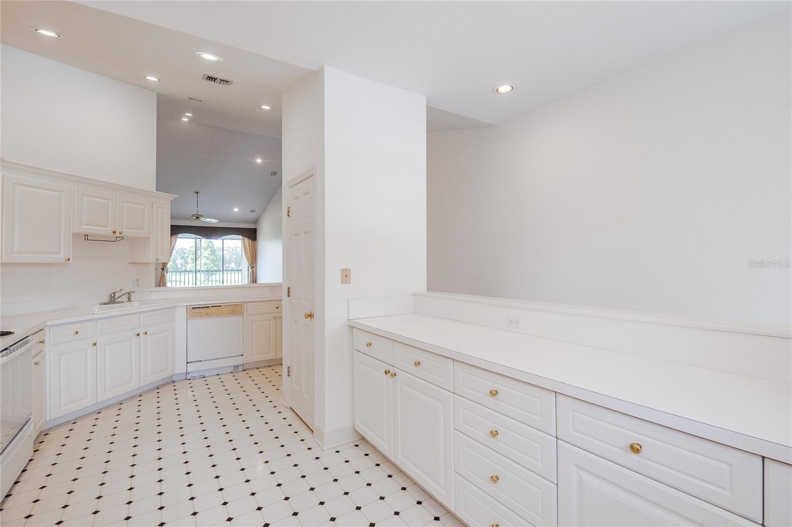 ENCLAVE/GRASSLANDS - Residential Lease