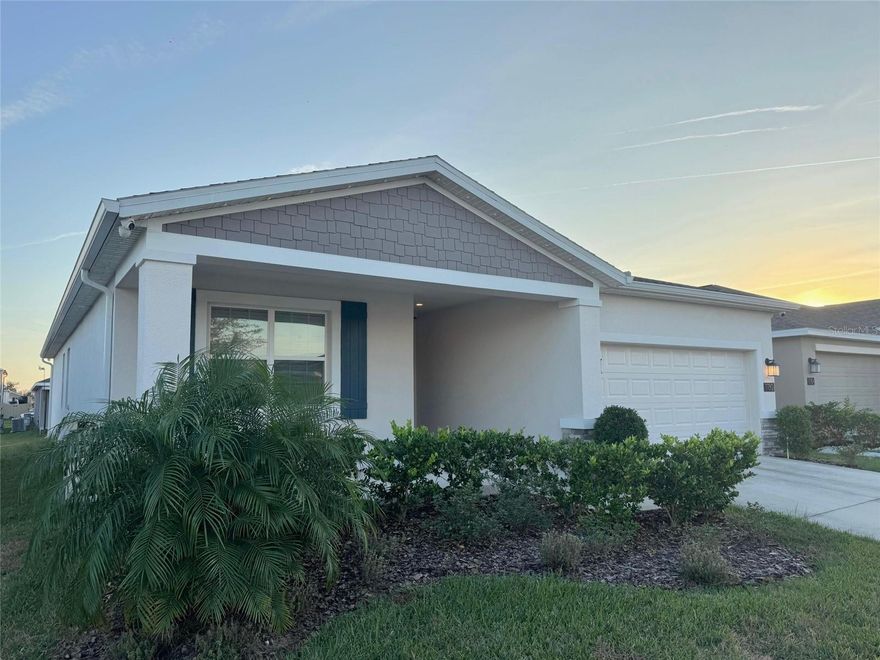 Beautiful Single-Family home for rent in Davenport featuring 3 bedrooms, 2 bathrooms, a spacious bonus room, and an open-concept kitchen. The rent includes ELECTRICITY, WATER, INTERNET, and LAWN CARE, making it an exceptional opportunity to move in with comfort and savings from the start. Centrally located near major highways, shops, restaurants, and all main connections to Orlando!!!
 Please note: the annex is currently occupied; this rental applies exclusively to the main house. Don’t miss the chance to live in a well-maintained home in one of the most convenient areas of Davenport.