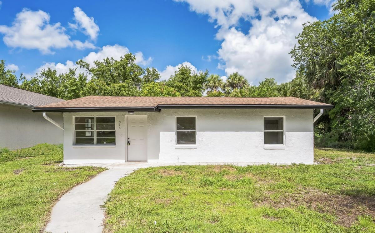 Turnkey Charm in Arcadia!
Welcome home! A beautifully refreshed gem ready for its new owner or tenant. This propert boasts a newer roof (late 2023), new kitchen, new bathroom, fresh paint throughout, new water heater, and updated plumbing. Move right in and enjoy the peace of mind that comes with knowing the major expenses are handled! Ideal for first-time homebuyers seeking value and comfort, or investors looking for a low-maintenance, high-demand rental in charming Arcadia. Don't miss this opportunity!