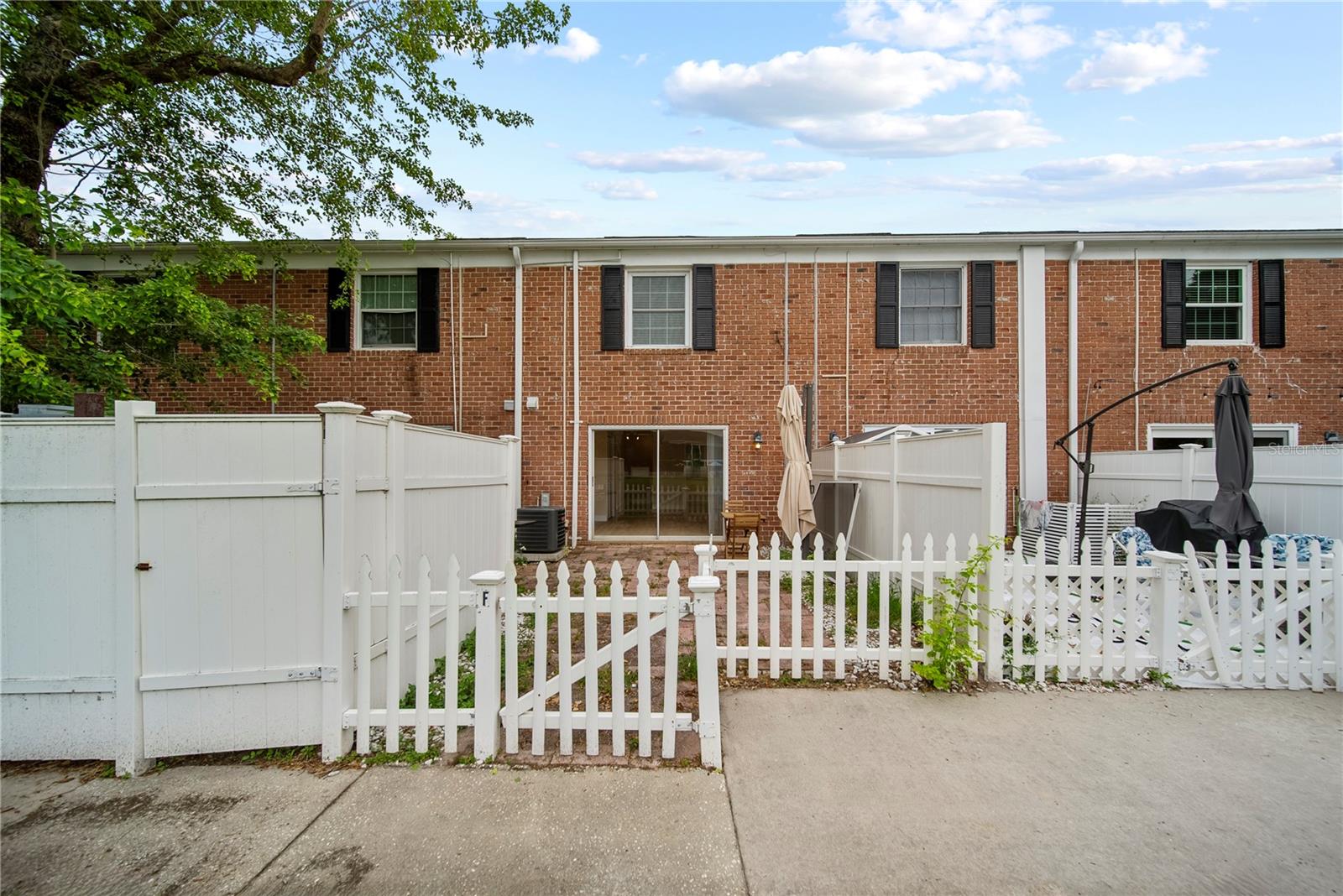 WHISPERING OAKS - Residential Lease