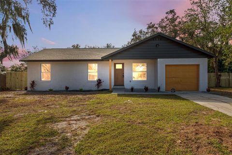 Photo of 606 Kings Lane SW, Winter Haven, FL 33880 (MLS # TB8445938)