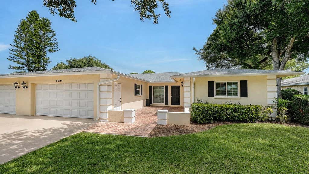 Photo of 5621 Palm Aire Drive, Sarasota, FL 34243 (MLS # A4701814)