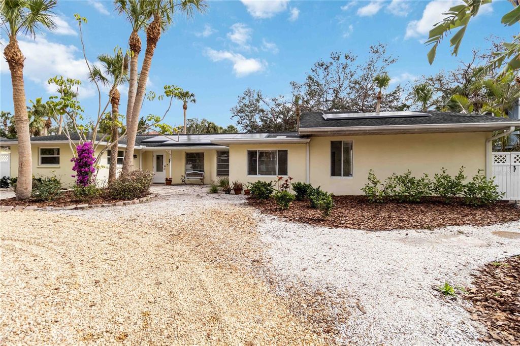 Photo of 5107 Saint Albans Avenue, Sarasota, FL 34242 (MLS # A4678525)