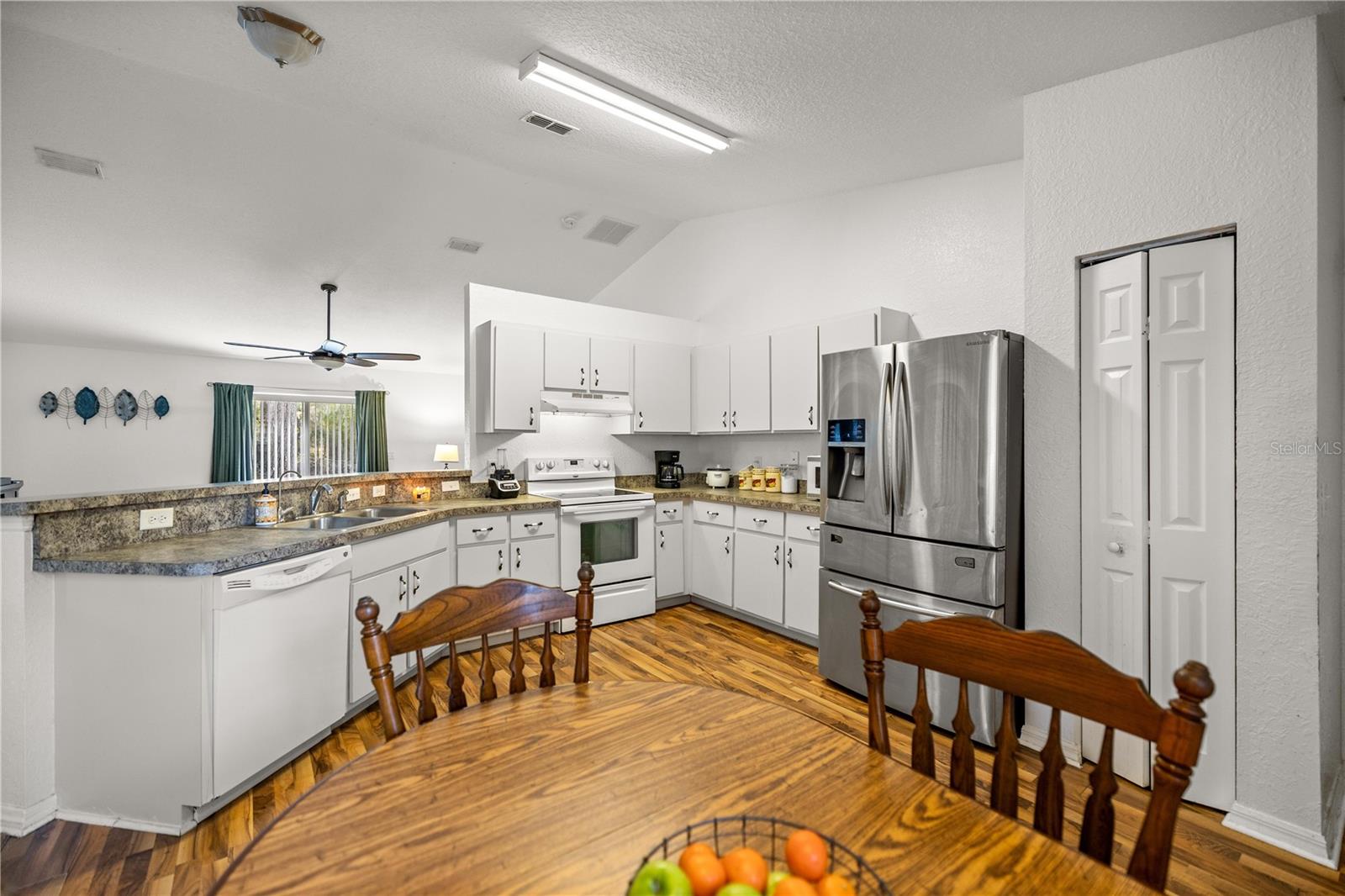 BELLEVIEWS SUNNY SKIES - Residential