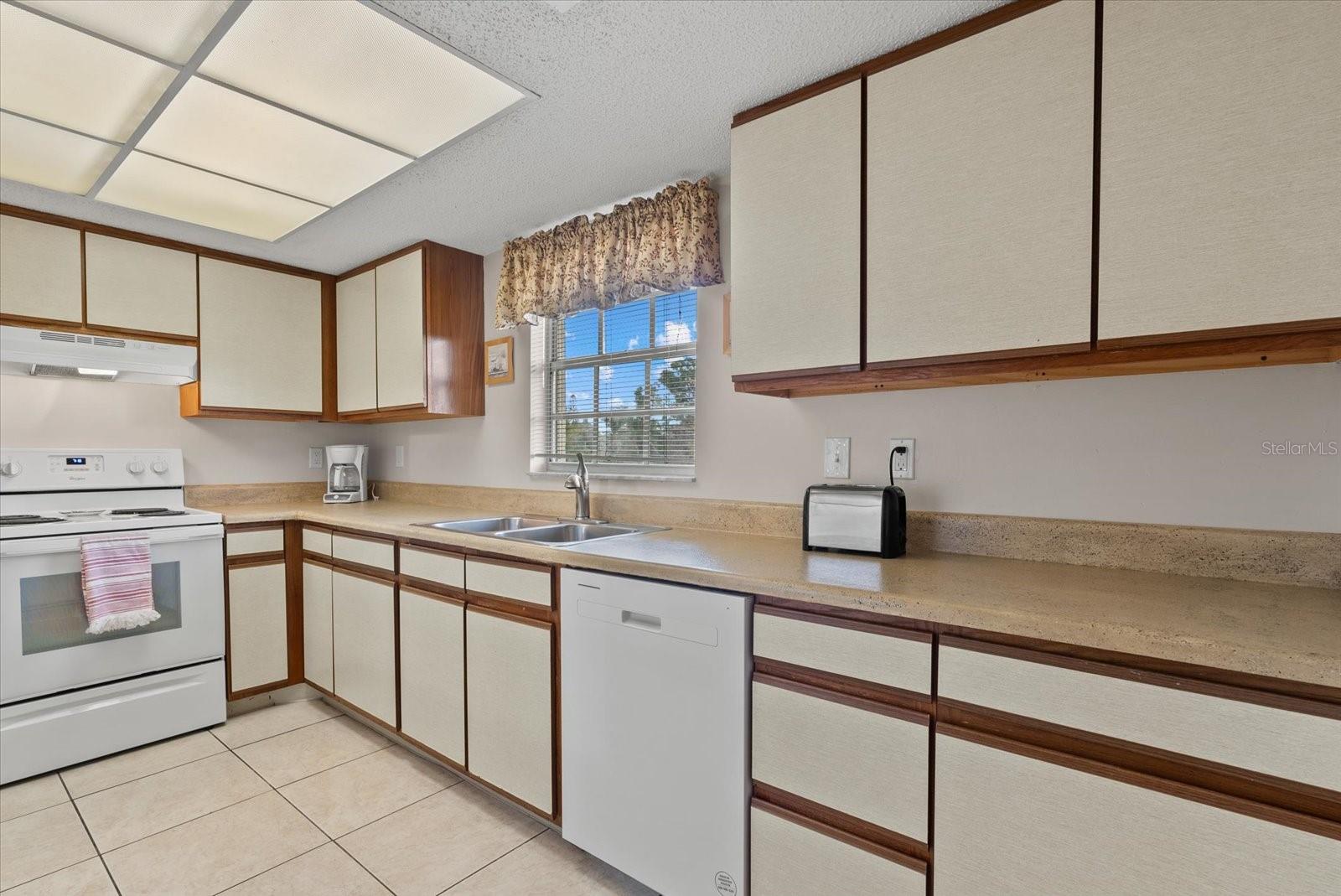 PALM MANOR PH 02 - Residential Lease