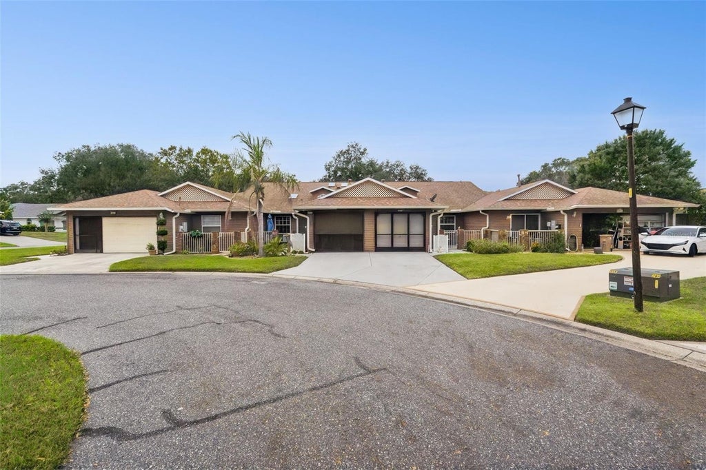 Photo of 5546 Rosewall Cir, Leesburg, FL 34748 (MLS # G5119574)