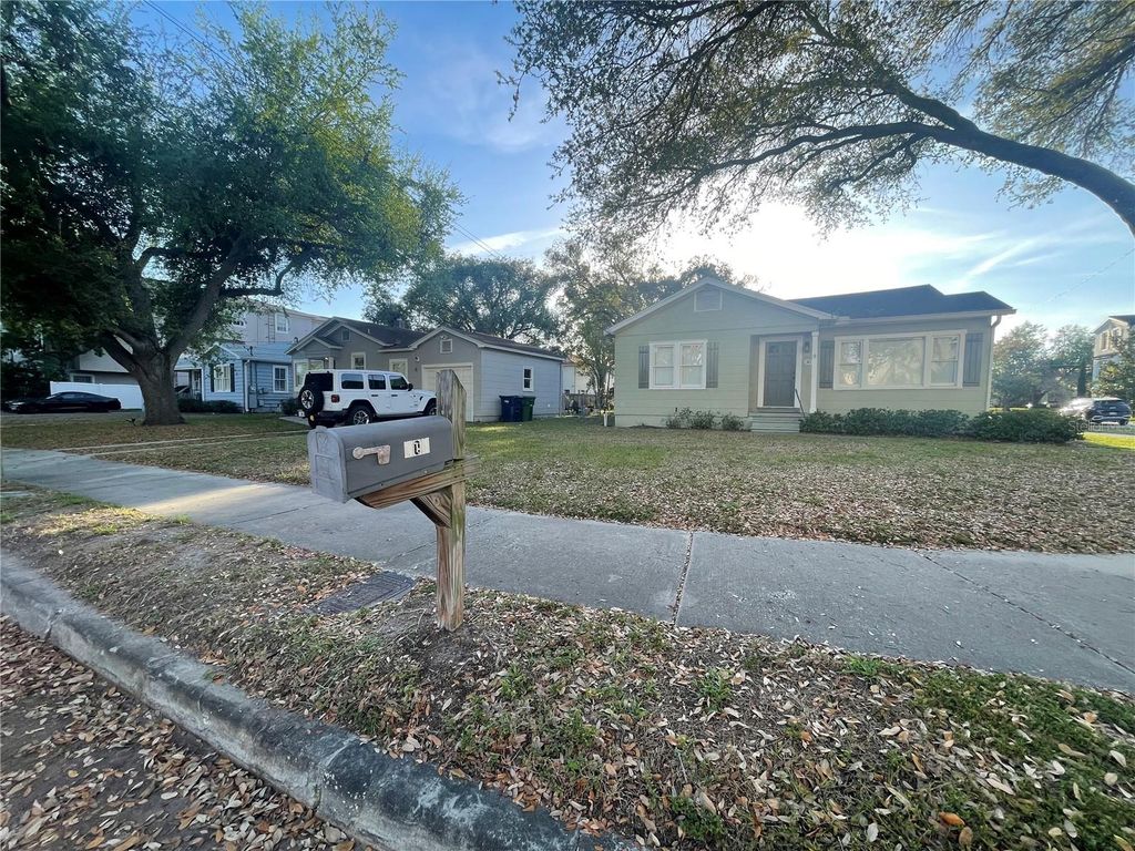 Photo of 301 S Audubon. Avenue, Tampa, FL 33609 (MLS # TB8490790)