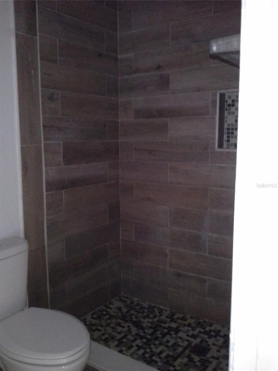 TROPICAL ACRES UNIT NO 1 TRACT 1 LESS E 145 FT BLK - Residential Lease