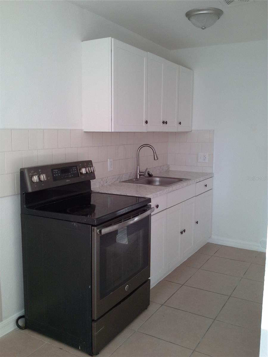 TROPICAL ACRES UNIT NO 1 TRACT 1 LESS E 145 FT BLK - Residential Lease