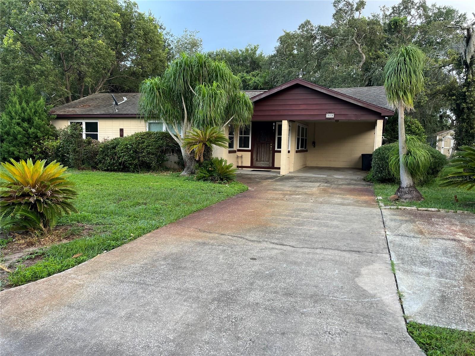 Located in the desirable Plantation Estates neighborhood of DeBary, 309 Riviera Dr is a promising fixer-upper sitting on a spacious 0.26-acre lot with no HOA and loads of potential.
A new roof is already scheduled, giving buyers peace of mind and a head start on renovations. With solid bones and a great layout, this property is the perfect canvas for a flip, rental, or primary residence with sweat equity.
Just minutes from the St. Johns River, boat ramps, parks, and quick access to I-4, the location is ideal for long-term investment. Whether you're looking to rehab and resell or build passive income, this property offers strong upside in a growing Central Florida market.
?? New roof scheduled for installation
?? No HOA – oversized 0.26-acre lot