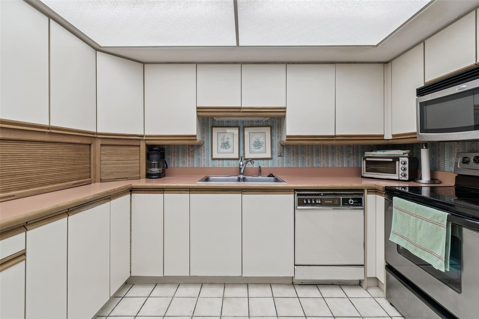 REDINGTON TOWERS BLDG 2 CONDO - Residential