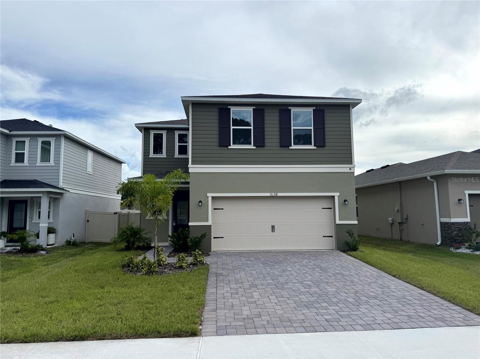 Welcome to this beautiful 4-bedroom, 2.5-bath home located in the desirable Sanctuary community of Clermont! This spacious residence offers an open floor plan with plenty of natural light, a well-maintained kitchen, and a comfortable living area perfect for family gatherings. Upstairs, you’ll find generously sized bedrooms, including a master suite with a private bath.
Enjoy a private backyard ideal for relaxing or entertaining. The home sits in a quiet neighborhood, just minutes from Hwy 27 and US-192, providing quick access to Disney, shopping centers, dining, and all that Central Florida has to offer. The community is known for its peaceful setting, yet is close to schools, parks, and attractions, making it a great place to call home.
Don’t miss this opportunity to rent a well-cared-for home in one of Clermont’s most convenient locations!
