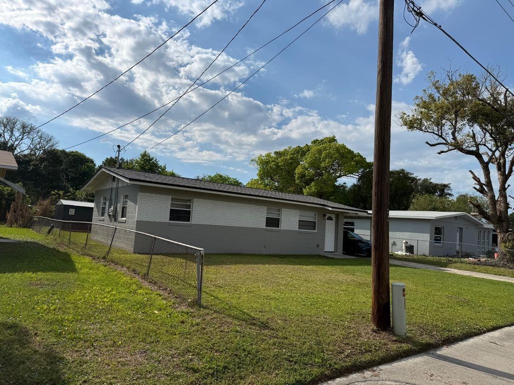 Photo of 342 Campus View Drive, Orlando, FL 32810 (MLS # S5147112)