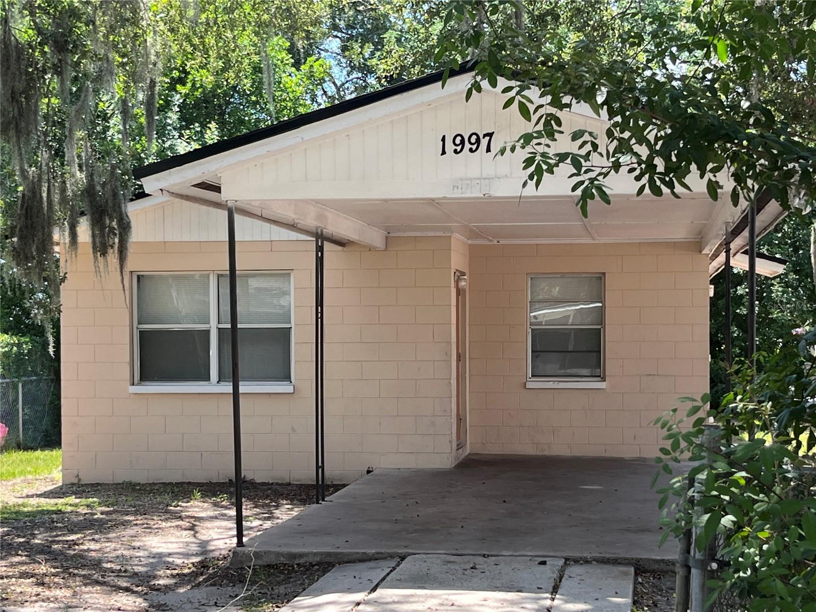 Discover the perfect blend of tranquility and accessibility in this inviting 3-bedroom home, complete with a spacious carport for easy parking. Nestled just minutes from vibrant shopping centers and serene nature parks, this residence offers the best of both worlds—urban convenience and outdoor escape.
CALL TODAY TO VIEW !