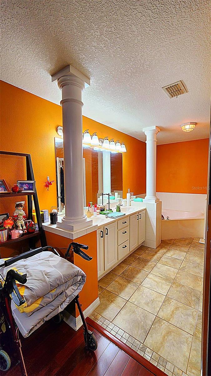 VILLAS/EMERALD LAKE CONDO PH 4 - Residential