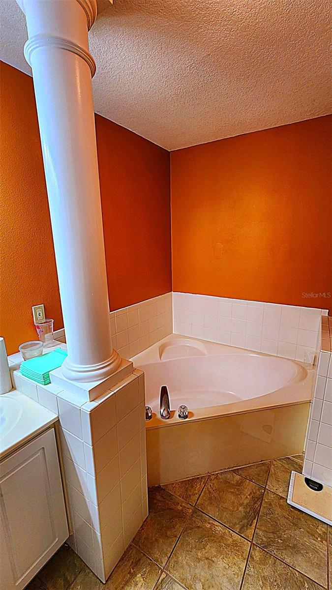 VILLAS/EMERALD LAKE CONDO PH 4 - Residential