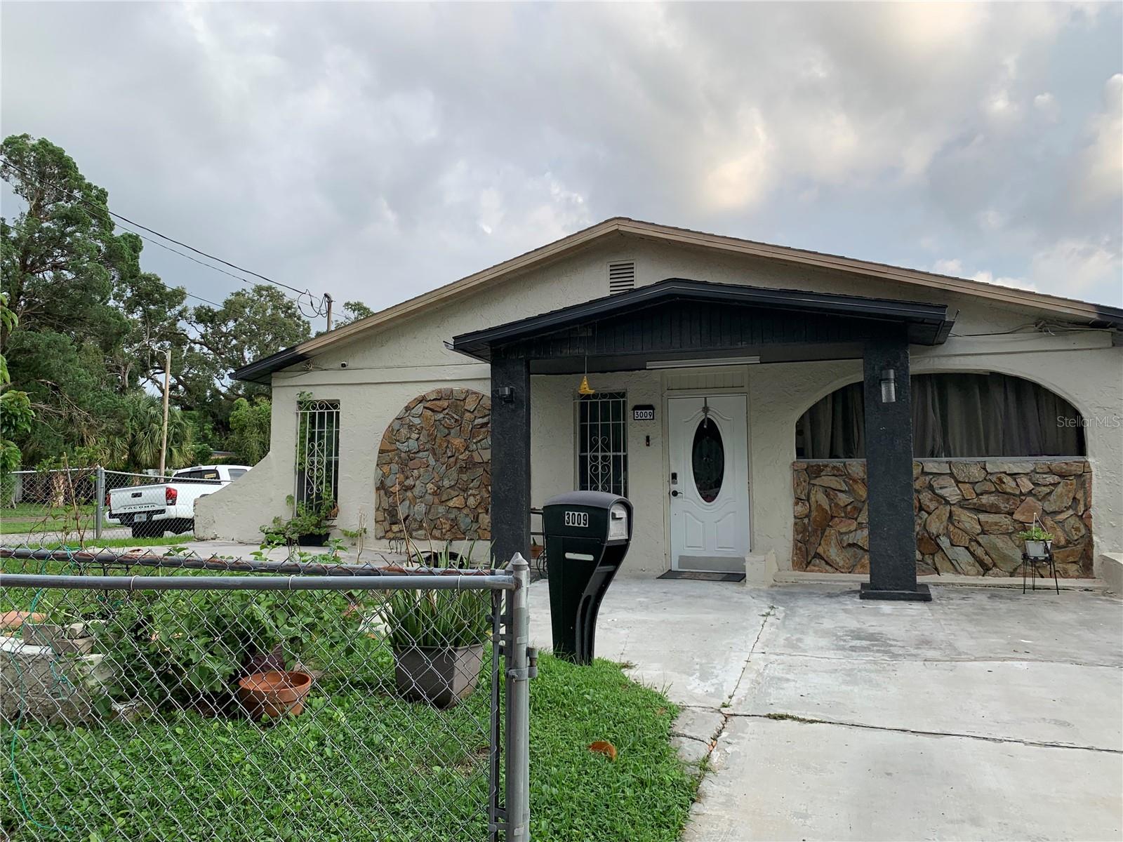 Charming house in a corner lot near Ybor City, Down town, Tampa International Airport and Busch Garden.