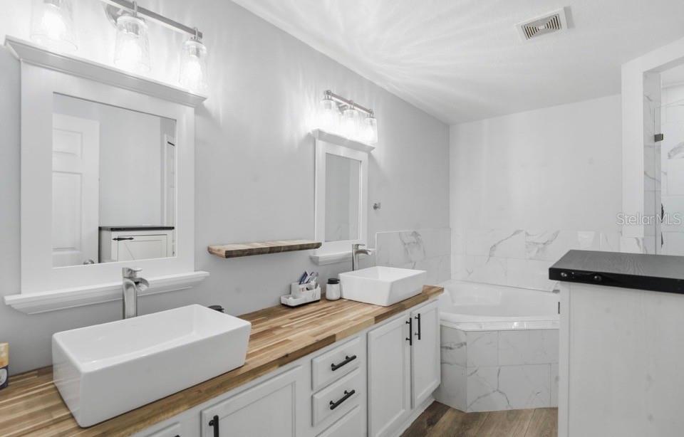 BLUE SPRINGS VILLAS - Residential