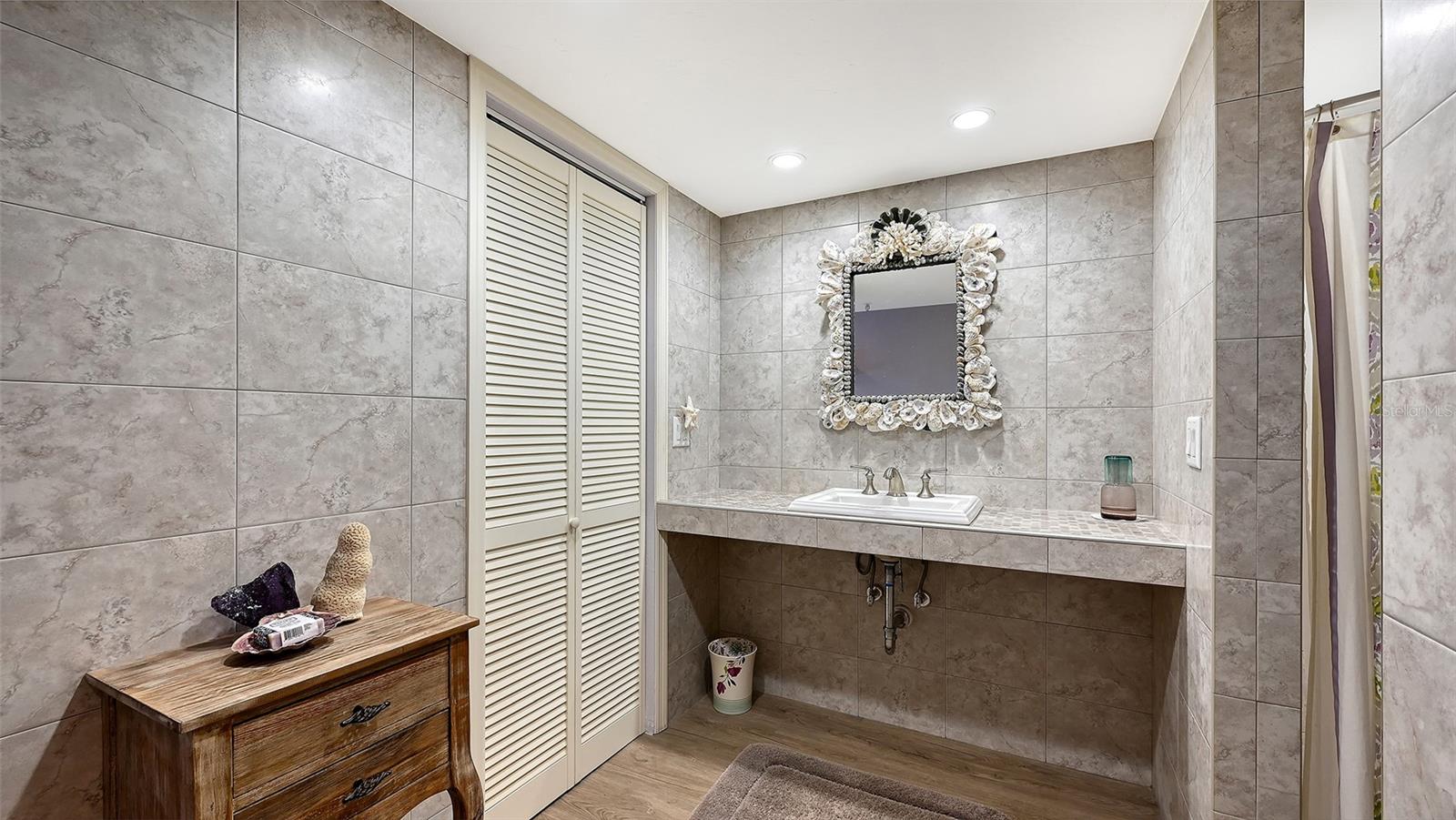 MACARTHUR BEACH - Residential