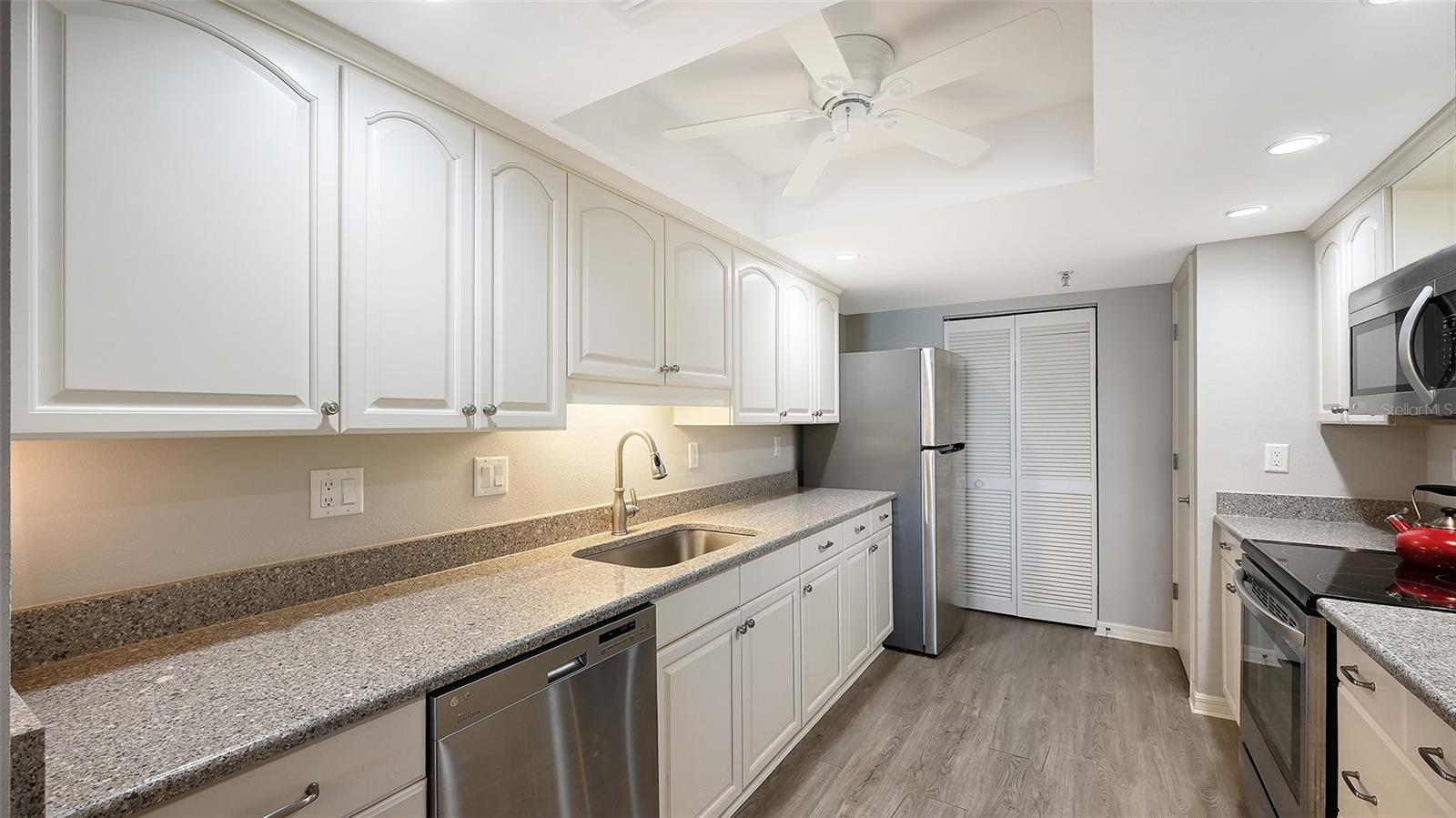 MACARTHUR BEACH - Residential