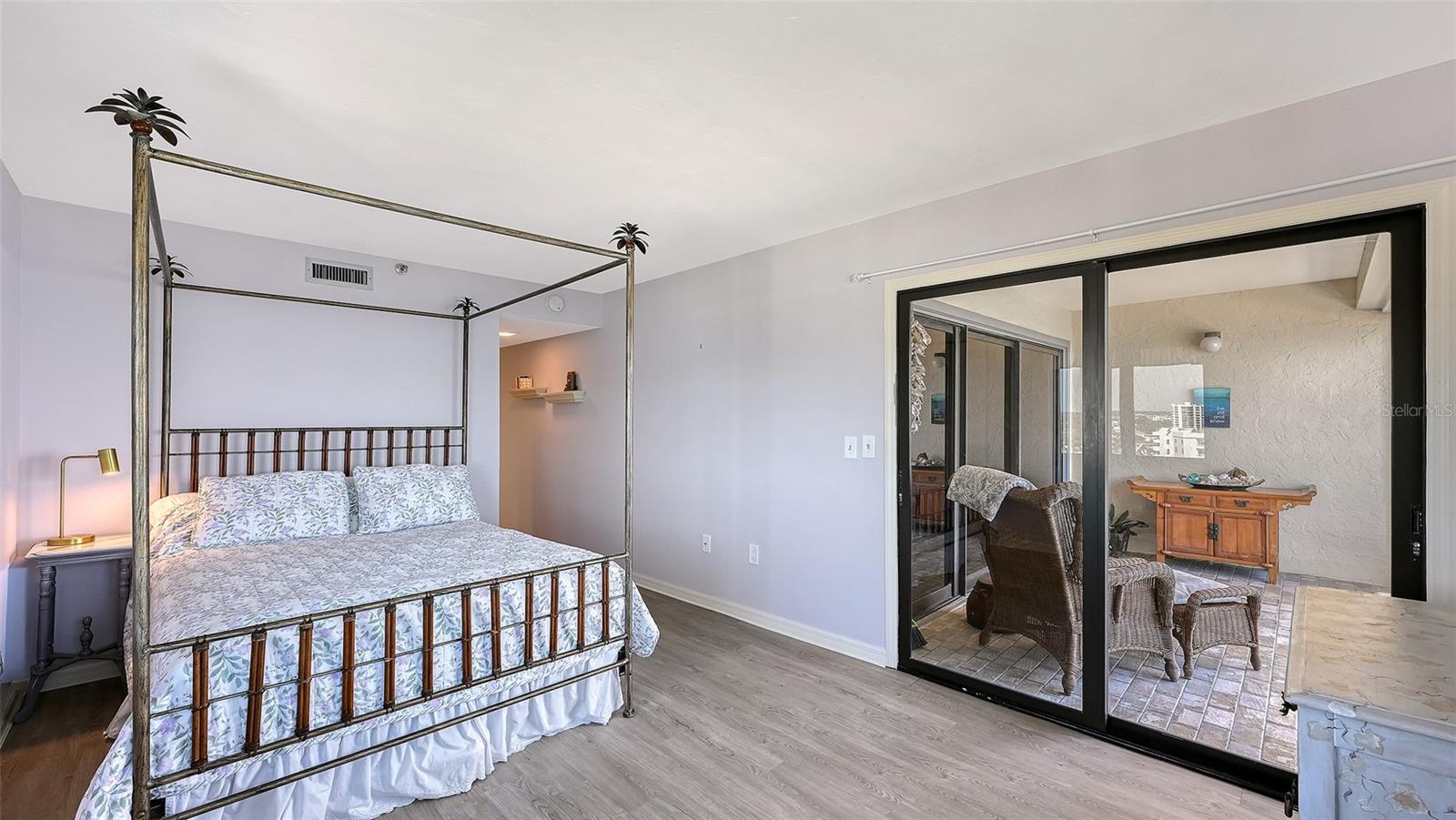 MACARTHUR BEACH - Residential