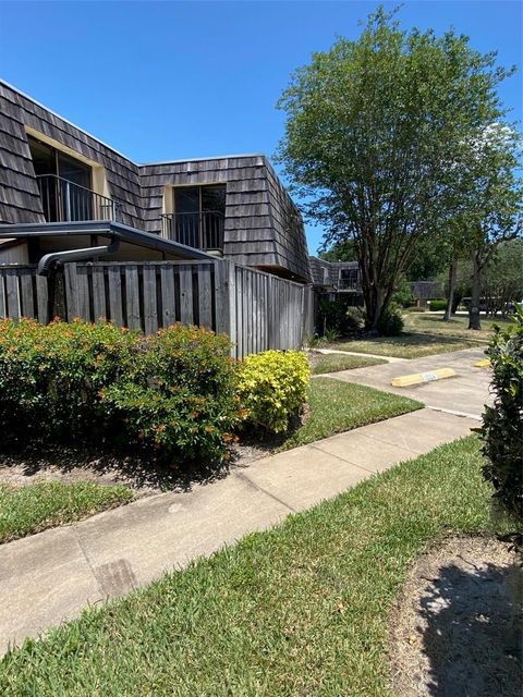 Photo of 1004 Royal Oak Boulevard, Leesburg, FL 34748 (MLS # G5105548)