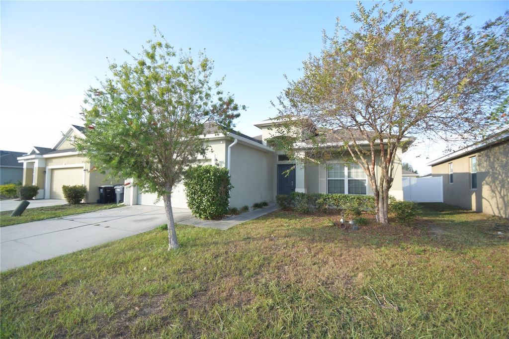 Photo of 823 Krenson Woods Lane, Lakeland, FL 33813 (MLS # L4958023)
